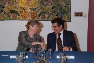 Representante Residente del Programa de las Naciones Unidas para el Desarrollo (PNUD) en Uruguay, Susan McDade junto al Secretario General de la ALADI, Carlos Chacho Álvarez (der.)