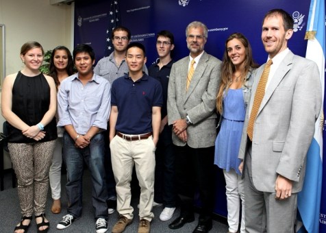 *En la foto: los siete becarios, junto al Ministro Consejero de la Embajada de los Estados Unidos, Jefferson Brown, y al Agregado Cultural Adjunto, Mark Naylor.Foto de prensa de la Embajada de EE.UU. en Bs. As.