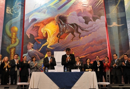 A partir del viernes 14 diciembre, Ecuador no exigirá certificado de antecedentes judiciales a colombianos. Esta medida es resultado del Encuentro Presidencial y Primer Gabinete Binacional Colombia – Ecuador, celebrado en Tulcán el 11 de diciembre. Foto: Cesar Carrión – SIG.