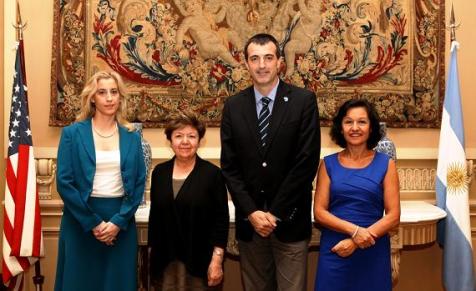 *En la foto: la Embajadora Vilma Martinez y el Ministro Esteban Bullrich, acompañados por Marina Carbajal (asesora del Ministro) y Norma González (Directora Ejecutiva de la Comisión Fulbright).