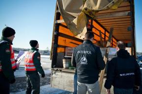 Las redadas e inspecciones se saldaron con la detención de unas 100 personas y el decomiso de 135 toneladas de productos potencialmente perjudiciales, entre ellos  alimentos utilizados en la vida diaria, como café, cubos de caldo y aceite de oliva.