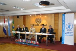 Durante el acto de entrega de la donación el Ministro de la Secretaría de Emergencia Nacional (SEN), Rafael Valdez; el Encargado de Negocios de la Embajada de Brasil, Rafael de Mello Vidal; el Coordinador Residente de la ONU en Paraguay, Lorenzo Jiménez de Luis; el Ministro de Agricultura y Ganadería, Rody Godoy; y el Representante del PMA en Bolivia y coordinador de la Operación de Emergencia en Paraguay, Paolo Mattei. (Copyright: WFP/Ximena Loza)