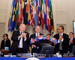 From left to right:José Miguel Insulza, OAS Secretary GeneralJosé Enrique Castillo, Chair of the General Assembly and Minister of Foreign Affairs of Costa RicaAlbert R. Ramdin, OAS Assistant Secretary General.  Foto propiedad de la Organización de los Estados Americanos (OEA).