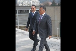 En imágen el Director General de Seguridad del Líbano, Abbas Ibrahim (derecha), y el Secretario General de INTERPOL, Ronald Noble.