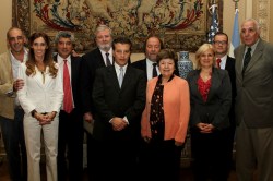 En la foto adjunta, de izquierda a derecha:  Javier Rodriguez, Miembro del Directorio de la Comisión Administradora del Fondo para las Américas; Paola Marsicovetere Contadora del Fondo para las Américas; Juan Manuel Velasco, Vicepresidente Segundo de la Comisión Administradora del Fondo para las Américas; Fernando Ardura, Presidente  de la Comisión Administradora del Fondo para las Américas; Marcelo Diaz, Representante alterno del Gobierno de la República Argentina; José María Musmesci, Vicepresidente Primero de la Comisión Administradora del Fondo para las Américas; Vilma Martínez, Embajadora de los Estados Unidos en Argentina; Silvia Tissoni Secretaria Ejecutiva del Fondo para las Américas; Mark Cullinane, Consejero de Medioambiente, Ciencia, Tecnología y Salud de la Embajada de Estados Unidos en Argentina; Diego Bourguet, Miembro del Directorio de la Comisión Administradora del Fondo para las Américas.