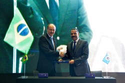 Luiz Fernando Corrêa, Director de Seguridad de Río 2016 (a la izquierda) y el Secretario General de INTERPOL, Ronald Noble, firman el acuerdo por el que el organismo mundial de policía proporcionará ayuda suplementaria a las autoridades brasileñas para los próximos Juegos. Foto INTERPOL