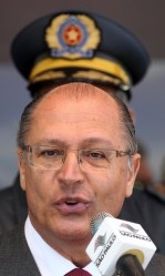 El gobernador de Sao Paulo, Geraldo Alckmin, asiste a la ceremonia de graduación de 920 nuevos agentes de la policía, el 20 julio de 2012. © 2013 Reuters Las evidencias recabadas en varios casos ocurridos en Sao Paulo muestran un claro patrón en el que los policías ejecutan a sus víctimas para luego encubrir sus crímenes. Una de las formas más efectivas para detener estos crímenes atroces es asegurar que los policías que los comete rindan cuentas, lo que enviaría un mensaje contundente de que la policía no puede ejecutar a personas y salirse con la suya. José Miguel Vivanco, director para las Américas.