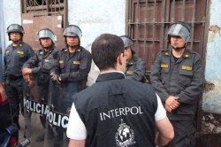 Funcionarios de Lima (Perú) reciben instrucciones antes de emprender una serie de redadas.