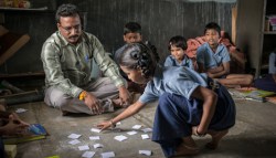 ©UNESCO/Poulomi Basu - Yadiah, profesor en una escuela pública en Andhra Pradesh (India), utiliza métodos de aprendizaje basados en actividades para enseñar a los alumnos de su clase, que incluye a jóvenes de diversas edades