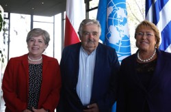 La Secretaria Ejecutiva de la CEPAL, Alicia Bárcena (izquierda), junto a los Presidentes de Uruguay, José Mujica, y Chile, Michelle Bachelet.  Foto: Carlos Vera/CEPAL 
