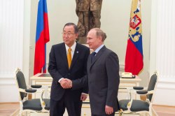 Ban y Putin en Kremlin, en Moscou. Foto: ONU/Eskinder Debebe.