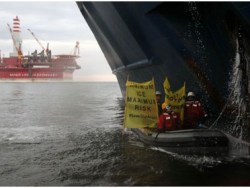 Activistas de Greenpeace se amarraron a las cadenas del buque de carga Anna Akhmatova para impedirle navegar con destino a la plataforma de Gazprom ubicada en el Ártico. Foto Greenpeace Argentina