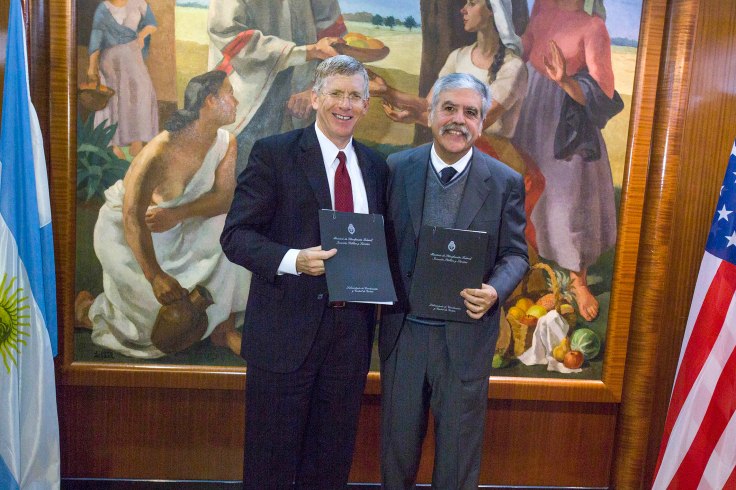 Foto del Secretario Adjunto Daniel Poneman (izq.) junto al Ministro Julio De Vido (gentileza del Ministerio de Planificación Federal, Inversión Pública y Servicios de la Argentina). Imagen de la Embajada de EE. UU. en Buenos Aires. 