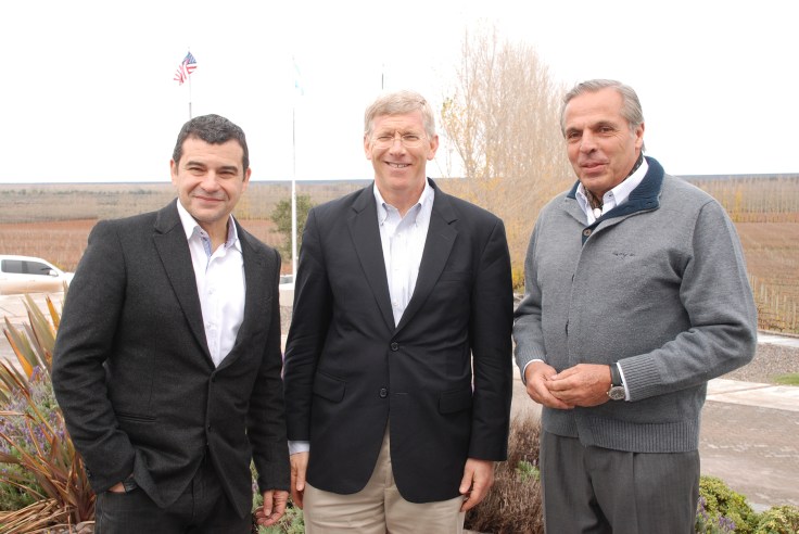 En la foto, de izquierda a derecha: Miguel Galuccio - Presidente y CEO de YPF, Miguel Galuccio, Daniel Poneman - Secretario Adjunto Adjunto de Energía y Jorge Sapag - Gobernador de Neuquén (gentileza de YPF).