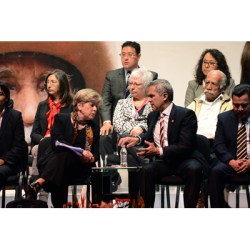 La Secretaria Ejecutiva de la CEPAL, Alicia Bárcena, conversa con el Jefe de Gobierno de la Ciudad de México.  Foto: Secretaría de Desarrollo Social del Gobierno de la Ciudad de México, Miguel Ángel Mancera. 