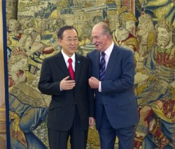 Ban Ki-moon (izq.) y el Rey Juan Carlos I. Foto ONU / Eskinder Debebe.