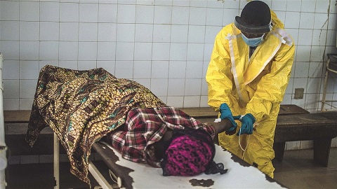 Un trabajador sanitario atiende a una paciente de ébola en Sierra Leona Foto: RIN/Tommy Trenchard .