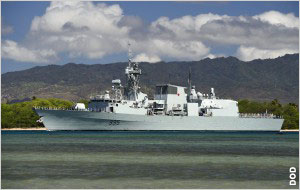 La fragata de la Armada Real Canadiense HMCS Calgary sale de Pearl Harbor para la fase marítima de los ejercicios RIMPAC 2014