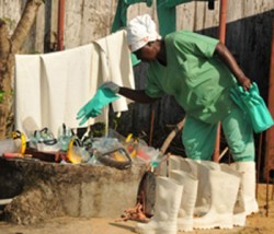 Desinfección de botas y equipos de protección en Liberia. Foto OMS/C. Banluta.