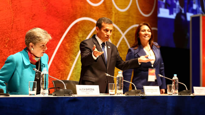 El Presidente de Perú, Ollanta Humala (centro), junto a la Secretaria Ejecutiva de la CEPAL, Alicia Bárcena (izquierda) y la Ministra de Desarrollo e Inclusión Social de Perú, Paola Bustamante.  Foto: gentileza Gobierno de Perú