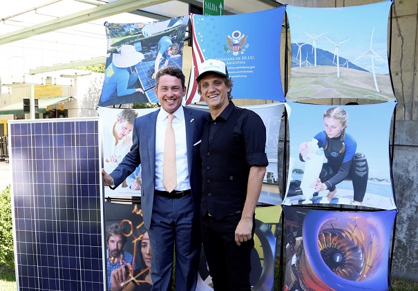 Foto Embajada de EE.UU en Buenos Aires - Noah Mamet y Charly Alberti