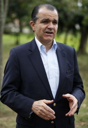 Oscar Iván Zuluaga habla durante una entrevista, cuando era ministro de Hacienda, en Bogotá. Imagen de archivo