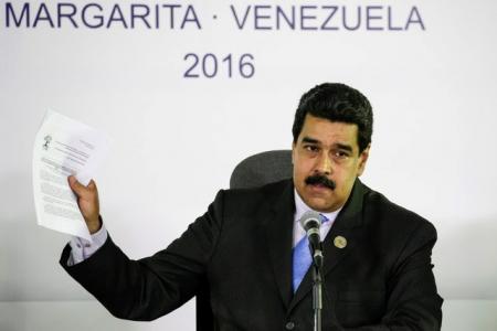 El presidente venezolano Nicolás Maduro habla con los medios durante una conferencia de prensa tras la Cumbre de Países No Alineados, en Porlamar, Venezuela