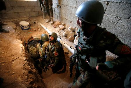 Imagen de archivo, fuerzas "peshmerga" kurdas inspeccionan un túnel usado por militantes de Estado Islámico en la localidad de Bashiqa en el este de Mosul, Irak.