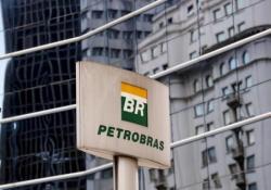 El logo de la estatal brasileña Petrobras en su casa matriz en Sao Paulo