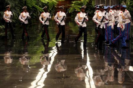 Una unidad militar en Cuba participa en una ceremonia de bienvenida en el Palacio de la Revolucion en Havana