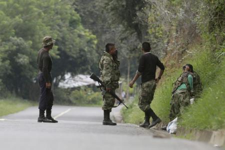 Imagen de archivo de unos guerrilleros de las FARC en Caldono, Colombia