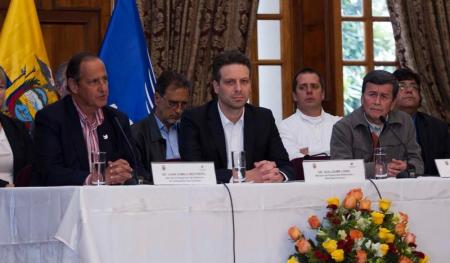 De izquiera a derecha, Camilo Restrepo, representante del gobierno de Colombia; el ministro de Relaciones de Ecuador, Guillaume Long y Pablo Beltrán, jefe de la delegación del ELN en las conversaciones de paz, durante una rueda de prensa en Quito. Imagen
