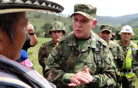 El comandante del Ejército colombiano, general Alberto José Mejía, habla con un campesino durante la llegada de los militares a una zona previamente ocupada por las FARC en Saiza, Colombia.