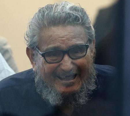 El ex líder de Sendero Luminoso Abimael Guzmán asiste a un juicio en una prisión naval de alta seguridad en Lima