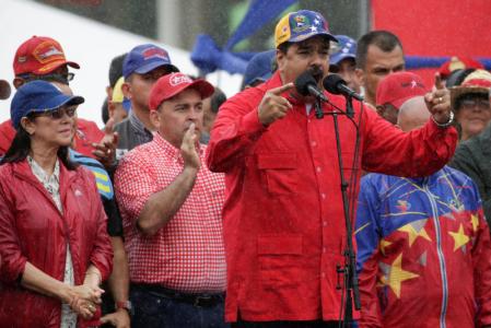 El presidente de Venezuela, Nicolás Maduro, habla en un mitín pro gobierno, junto a su esposa, Cilia Flores (i) en Caracas, Venezuela.