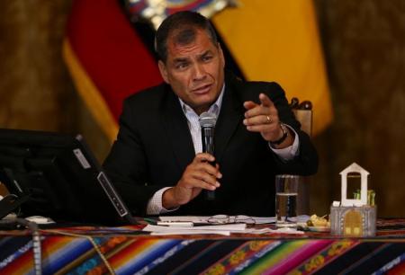 Foto de archivo: El presidente de Ecuador, Rafael Correa, ofrece una conferencia de prensa en Quito, Ecuador