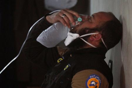 Un miembro de la defensa civil respira a través de una máscara de oxígeno, después de lo que los trabajadores de rescate describieron un presunto ataque con gas en la ciudad de Khan Sheikhoun en el rebelde Idlib, Siria.