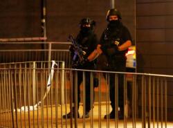 IMAGEN DE ARCHIVO: Los oficiales de policía armados están al lado de un cordón policial fuera del Manchester Arena, en el norte de Inglaterra, Gran Bretaña.