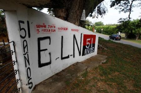 En la imagen de archivo, un grafiti del grupo rebelde Ejército de Liberación Nacional (ELN) en la entrada del cementerio de El Palo, en Cauca, Colombia.