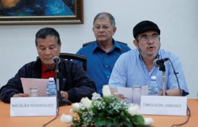 El líder del ELN Nicolás Rodríguez (a la izquierda en la imagen), en una rueda de prensa junto al comandante de las FARC Timoleón Jiménez en La Habana