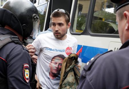 En la imagen, policías detienen a un hombre con una camiseta con el rostro de Navalny, durante una manifestación contra la corrupción en el centro de  Moscú.