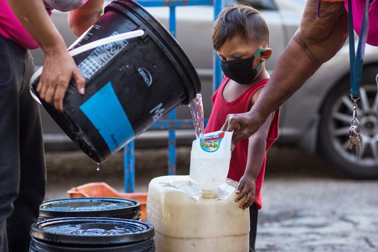 VENEZUELA-HEALTH-VIRUS-GASOLINE-WATER